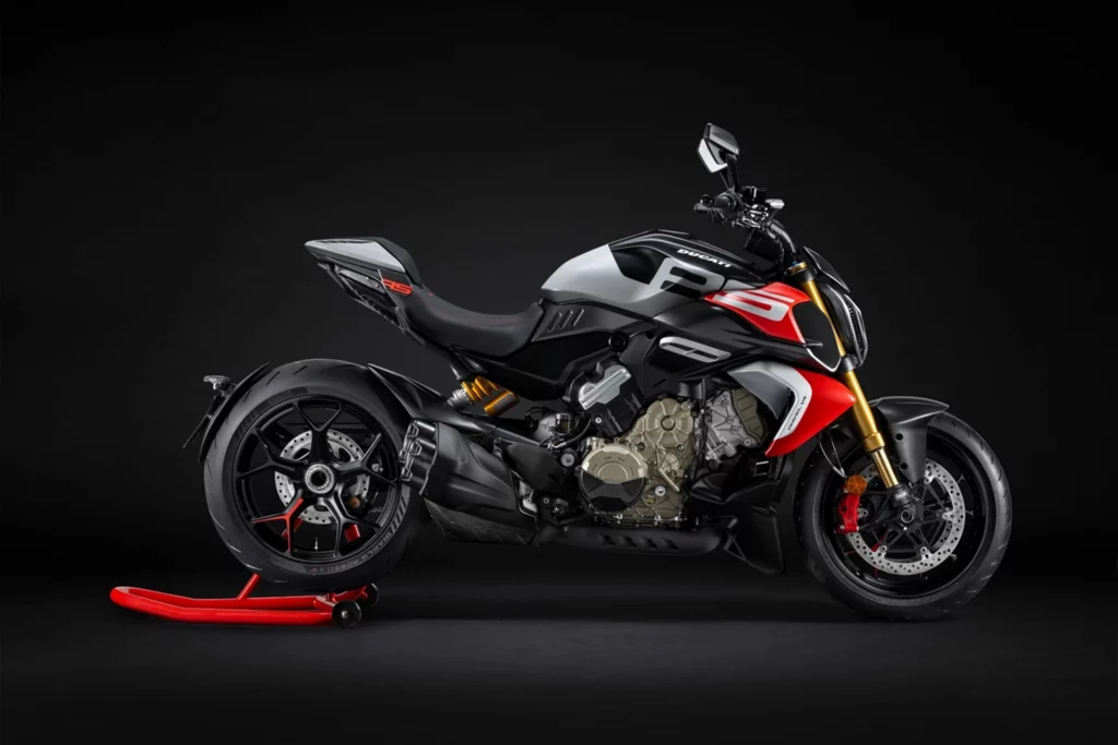 MARC SPEED: Márquez conquers the new Ducati Diavel.